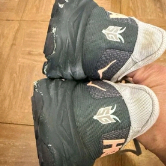 Hoka One One Womens Size 7B Speedgoat 5 Shoes Trail Gray Running Walking Vibram - Picture 9 of 14